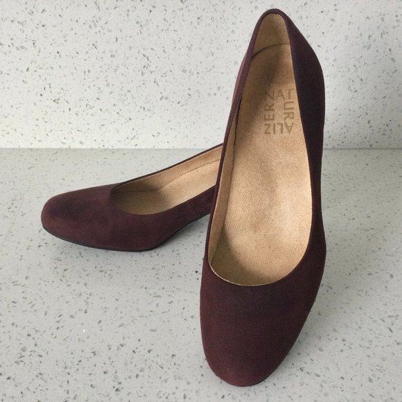 NATURALIZER 1.75" Suede Pump Size 6M - Picture 1 of 8
